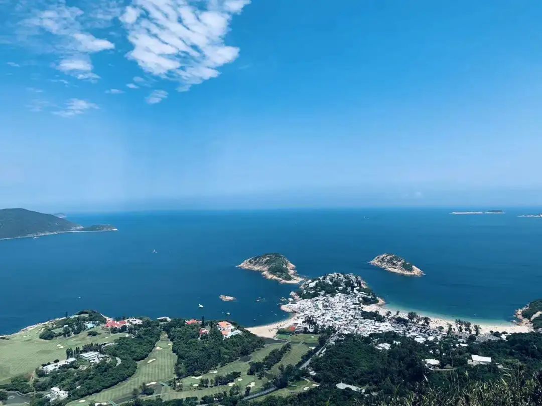 遠離快節奏的香港市區生活，去海邊，去童話裏的彩色，優哉游哉